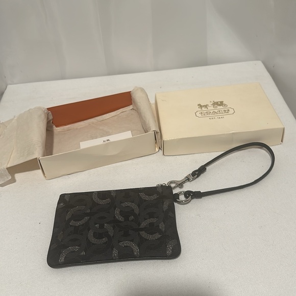 Coach wristlet black comes with the box used great condition - Picture 5 of 5